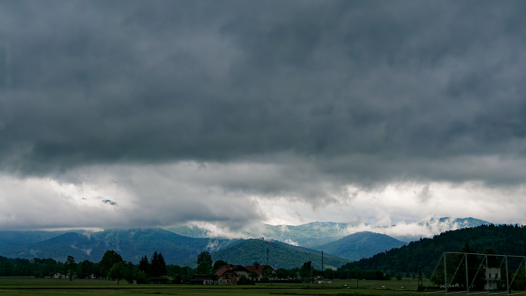 Dramatische Landschaft in Postojna, Slowenien. Berge, Wolken und grüne Natur.