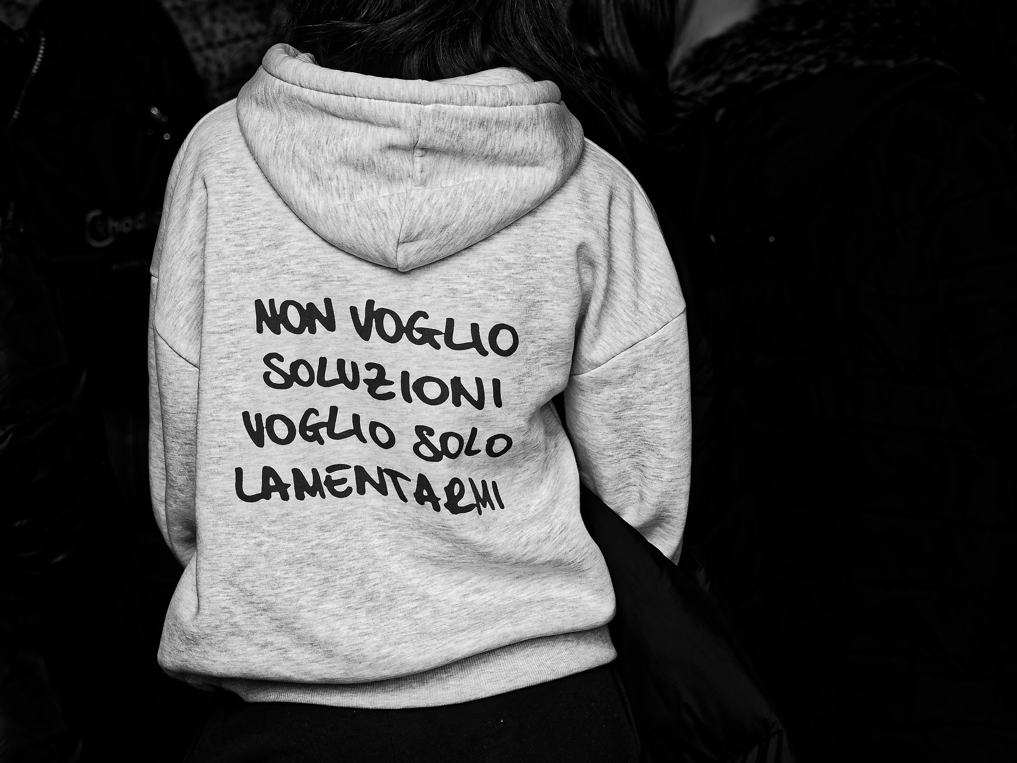 Grauer Hoodie mit italienischem Text Non voglio soluzioni, voglio solo lamentarmi.