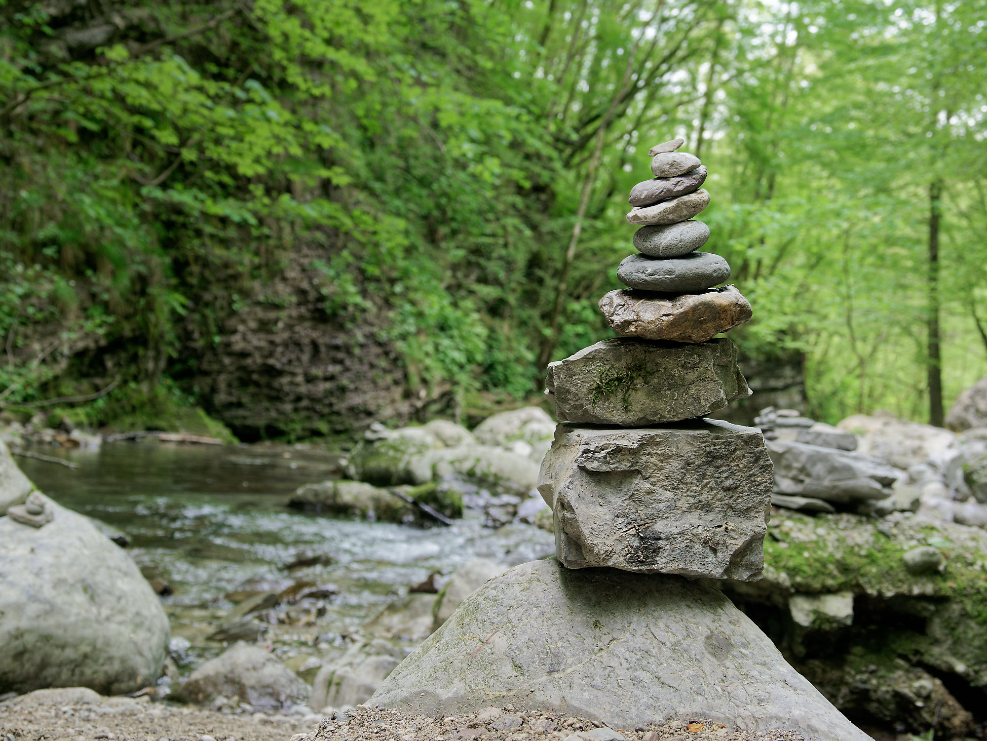 Steinturm am Fluss Soca, Slowenien. Natur, Wald, Flusslandschaft, Steine.