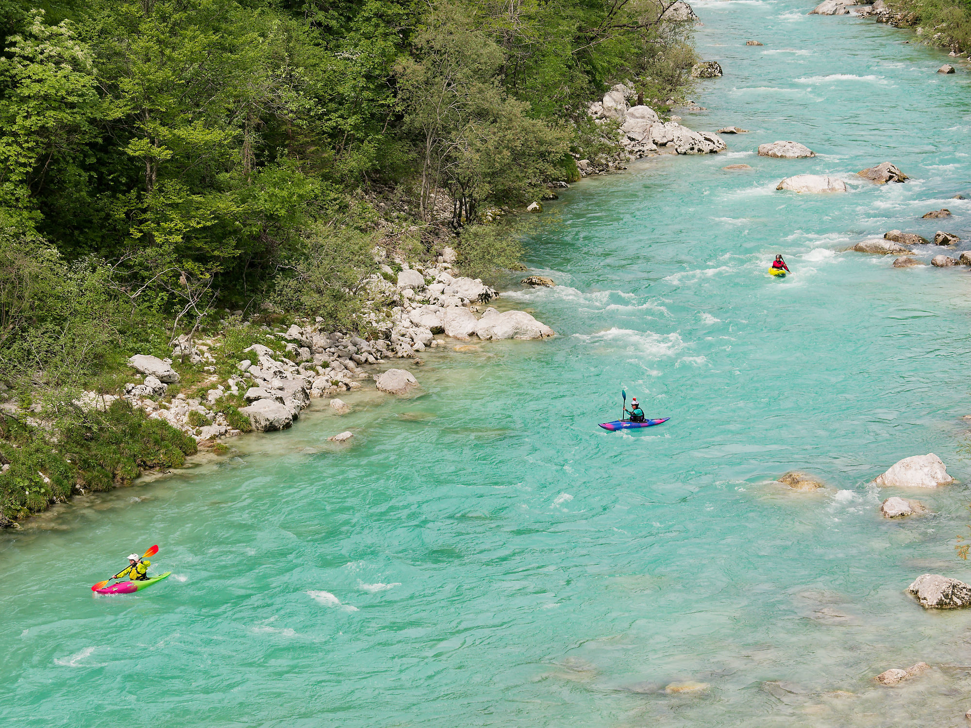 Soca-Fluss, Slowenien: Kajak in türkisfarbenem Wasser. Berge und grüne Natur im Soča-Tal.