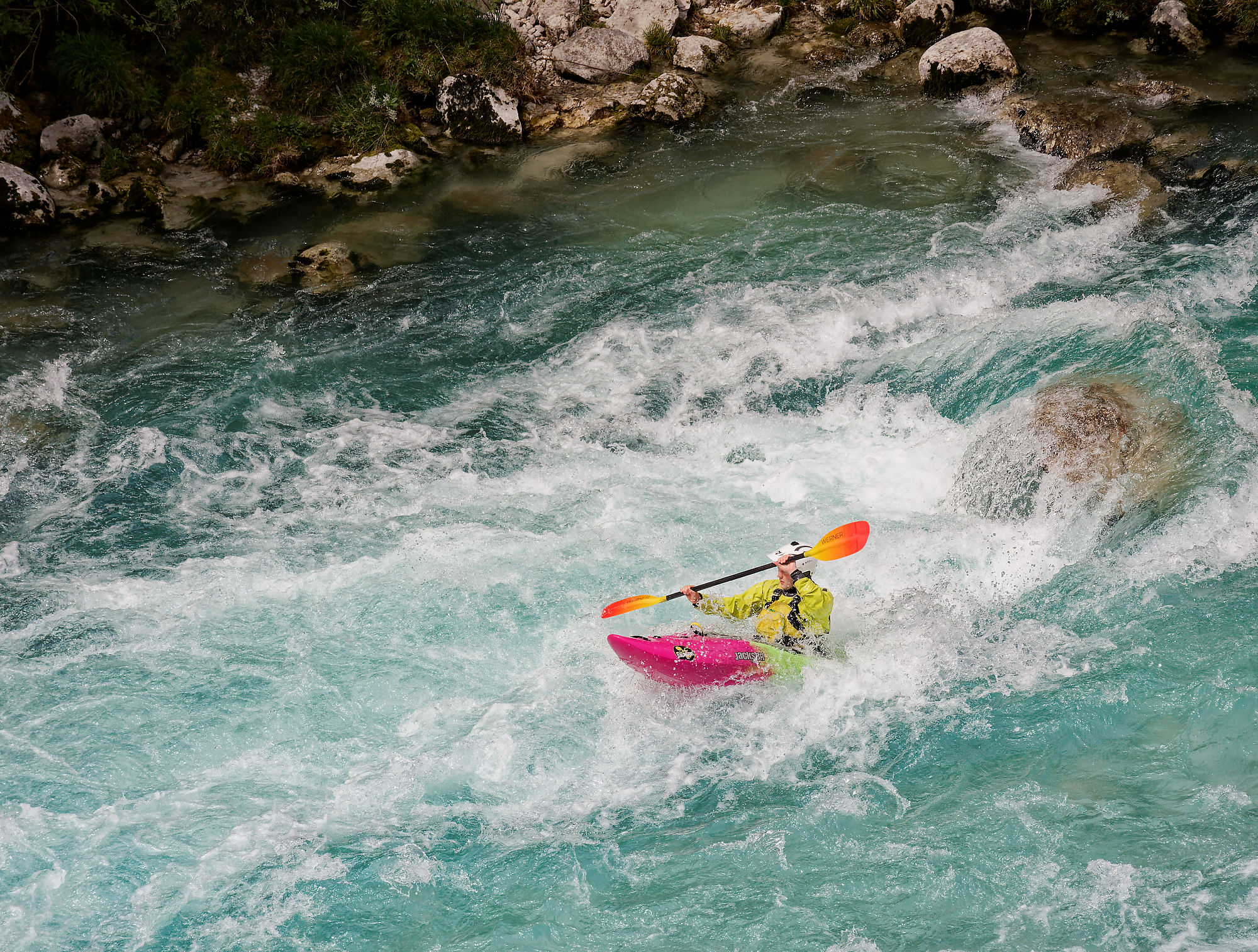 Soca-Fluss, Slowenien: Kajak in türkisfarbenem Wasser. Berge und grüne Natur im Soča-Tal.