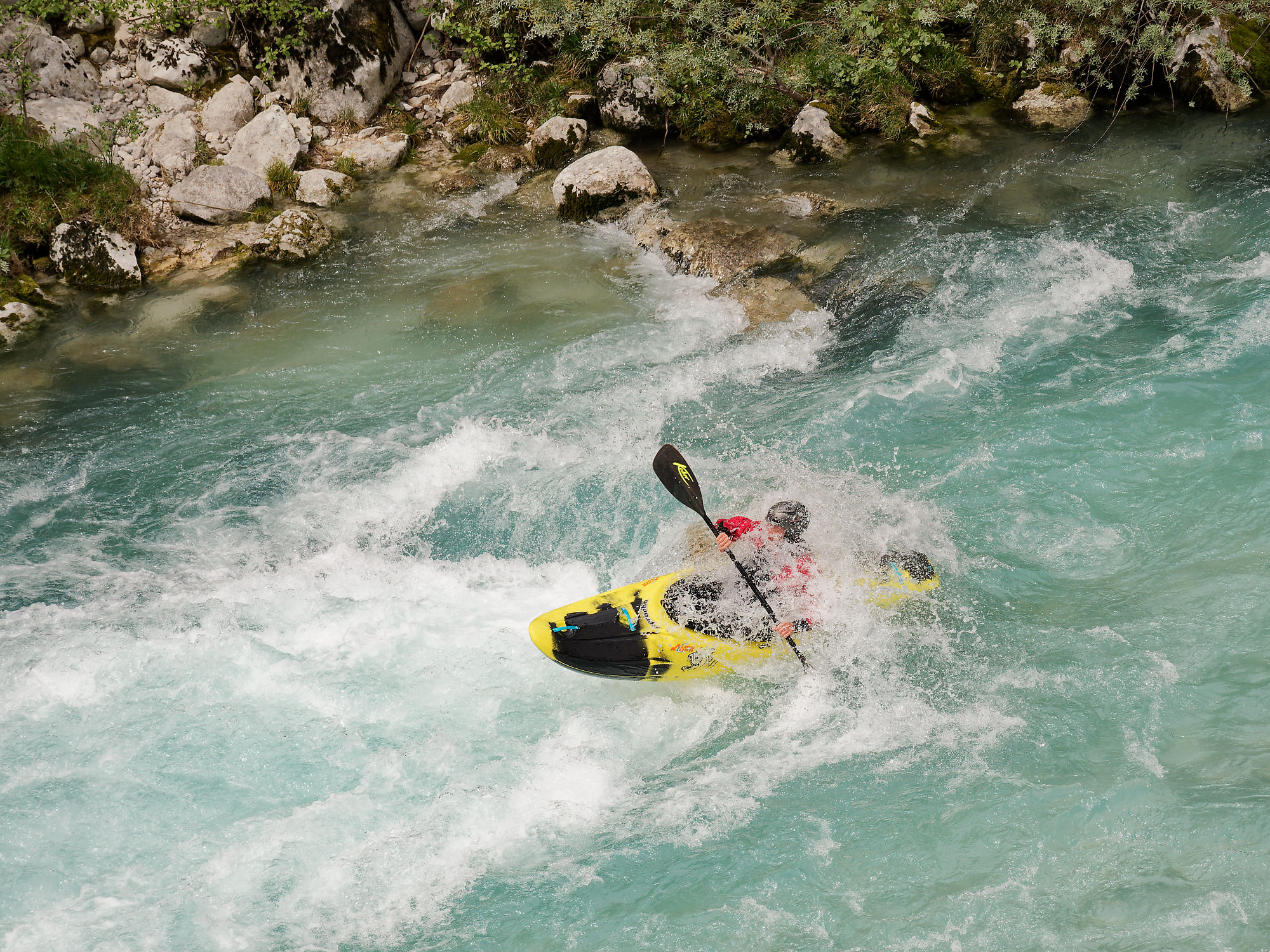Soca-Fluss, Slowenien: Kajak in türkisfarbenem Wasser. Berge und grüne Natur im Soča-Tal.
