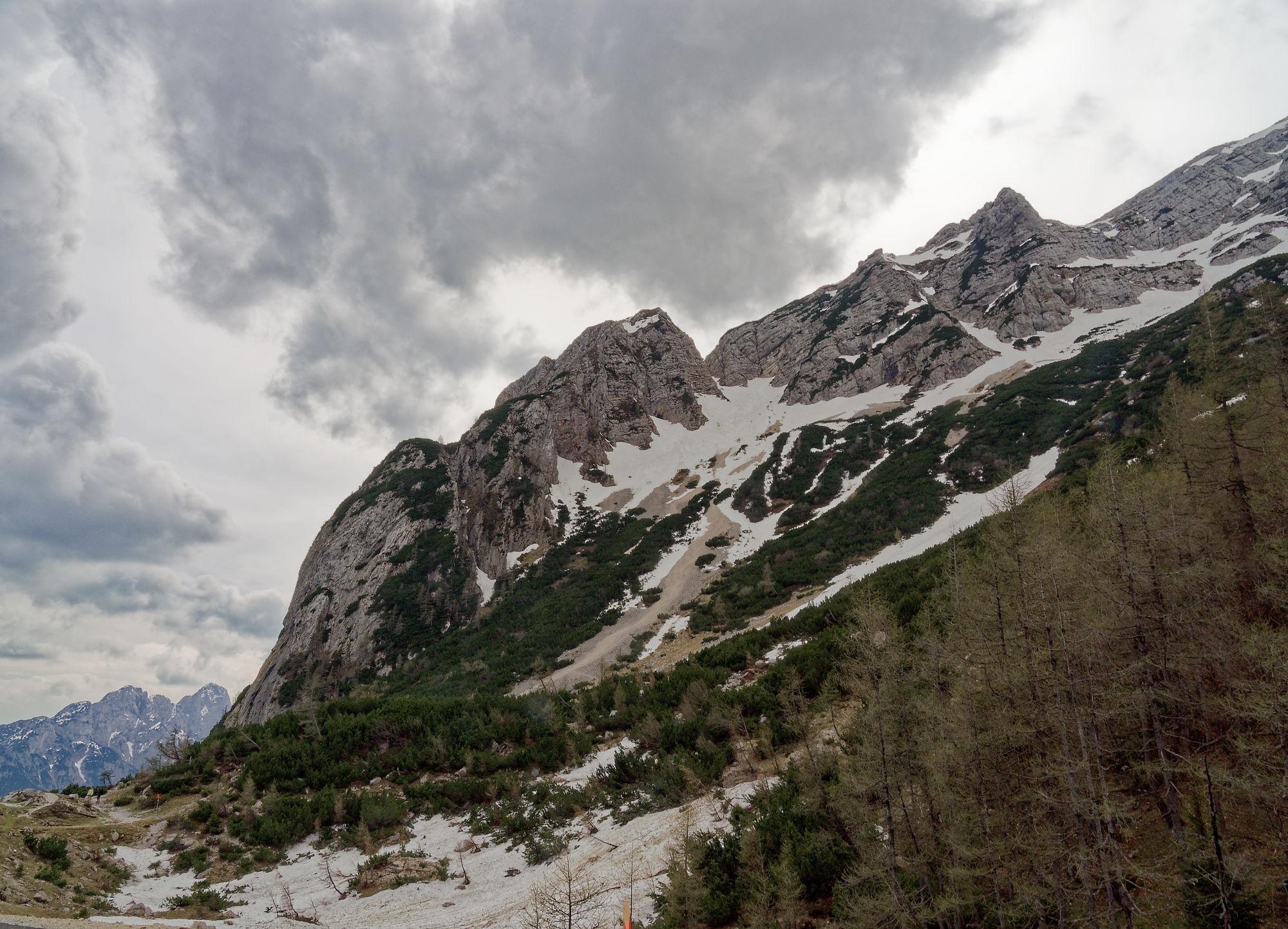 Vršičpass, Slowenien: Berglandschaft mit Schnee und Wolken. Natur pur.