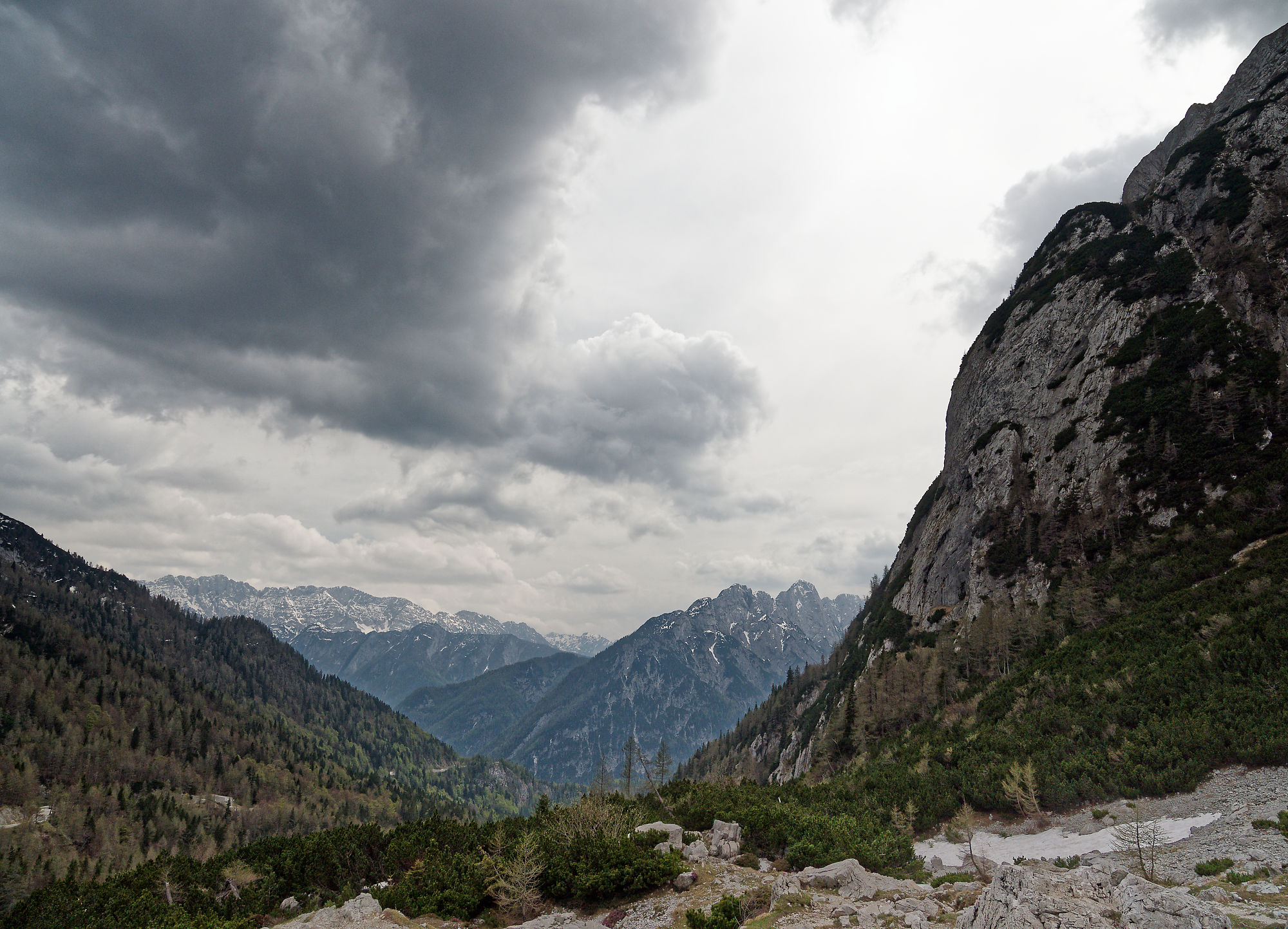 Vršičpass, Slowenien. Berglandschaft mit Wolken und Felsen. Natur und Outdoor.