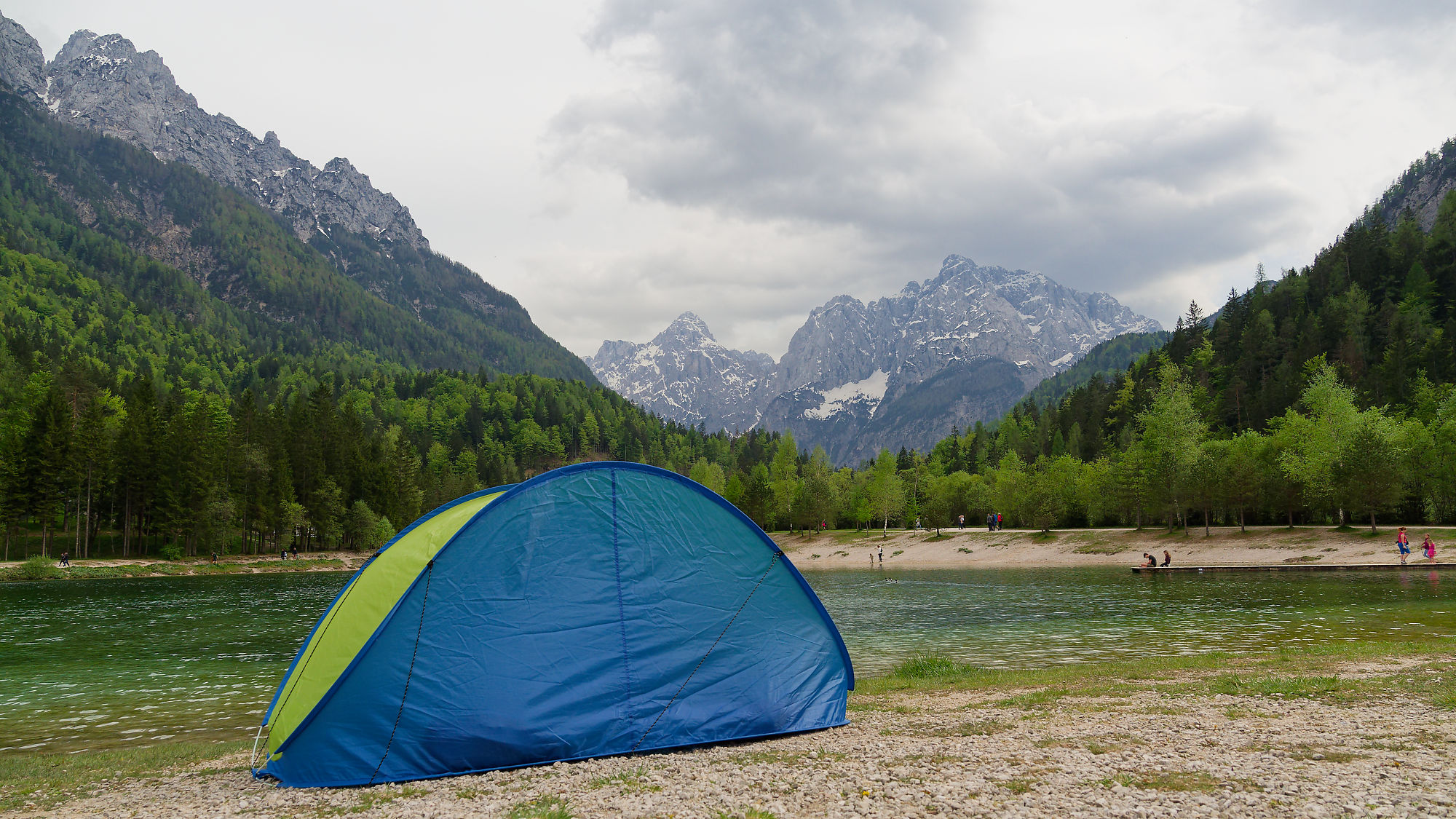 Camping am See in Slowenien. Zelt vor Bergkulisse in Kranjska Gora. Natururlaub.