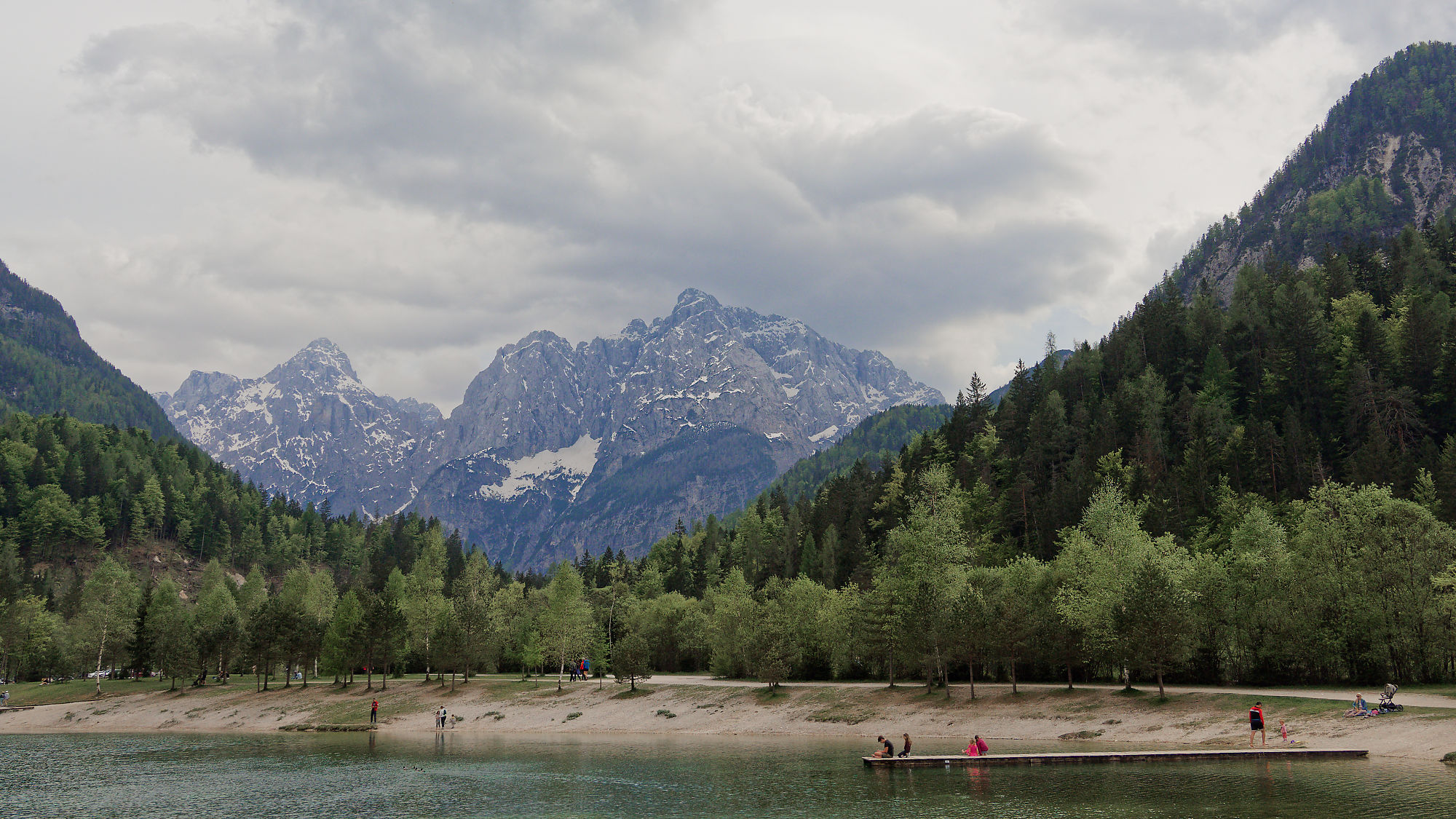 Soca Tal in Slowenien: Berglandschaft mit See, Wald und Wolkenhimmel. Natur pur!