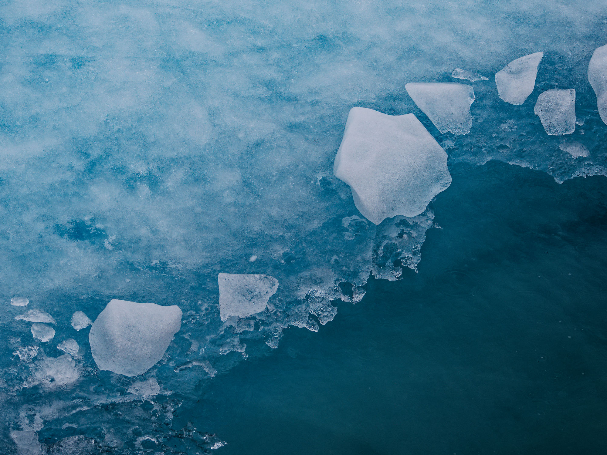 Eisstücke im Kongsfjord, Spitzbergen. Blaue Eisberge im arktischen Meer. Gletscherlandschaft.