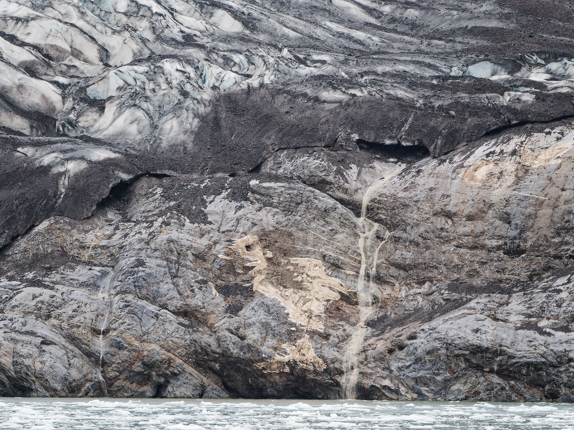 Kongsfjorden Gletscher, Spitzbergen. Eis, Felsen und Wasser. Arktische Landschaft.