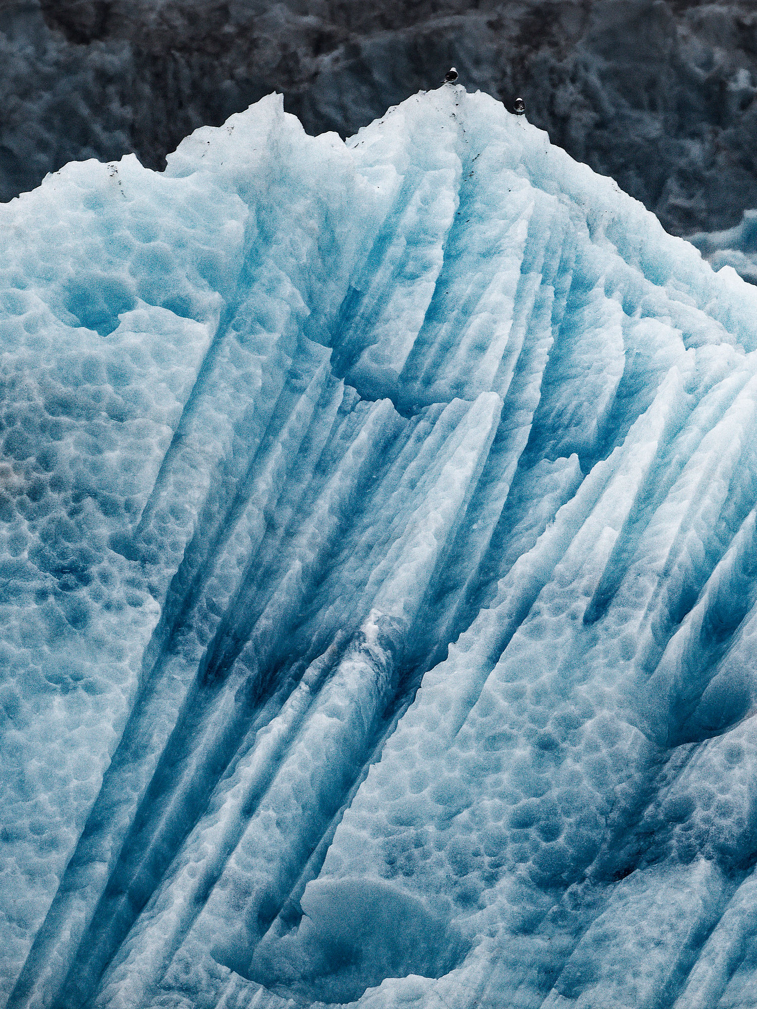 Eisstruktur im Kongsfjord, Spitzbergen. Blauer Gletscher mit Rillen und Textur. Arktische Landschaft.