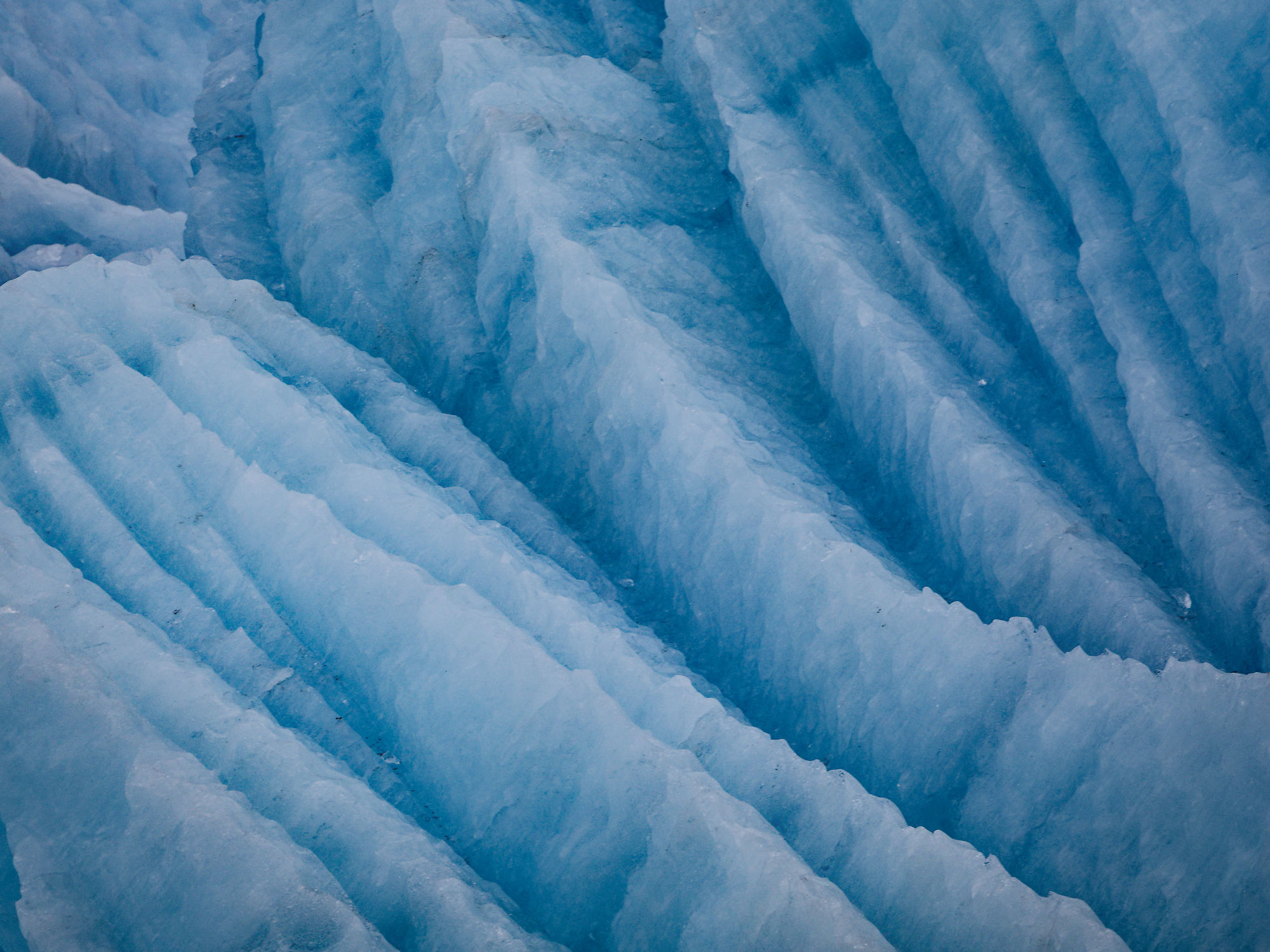 Blaues Eis im Kongsfjord. Eisstruktur, Gletscher-Details.