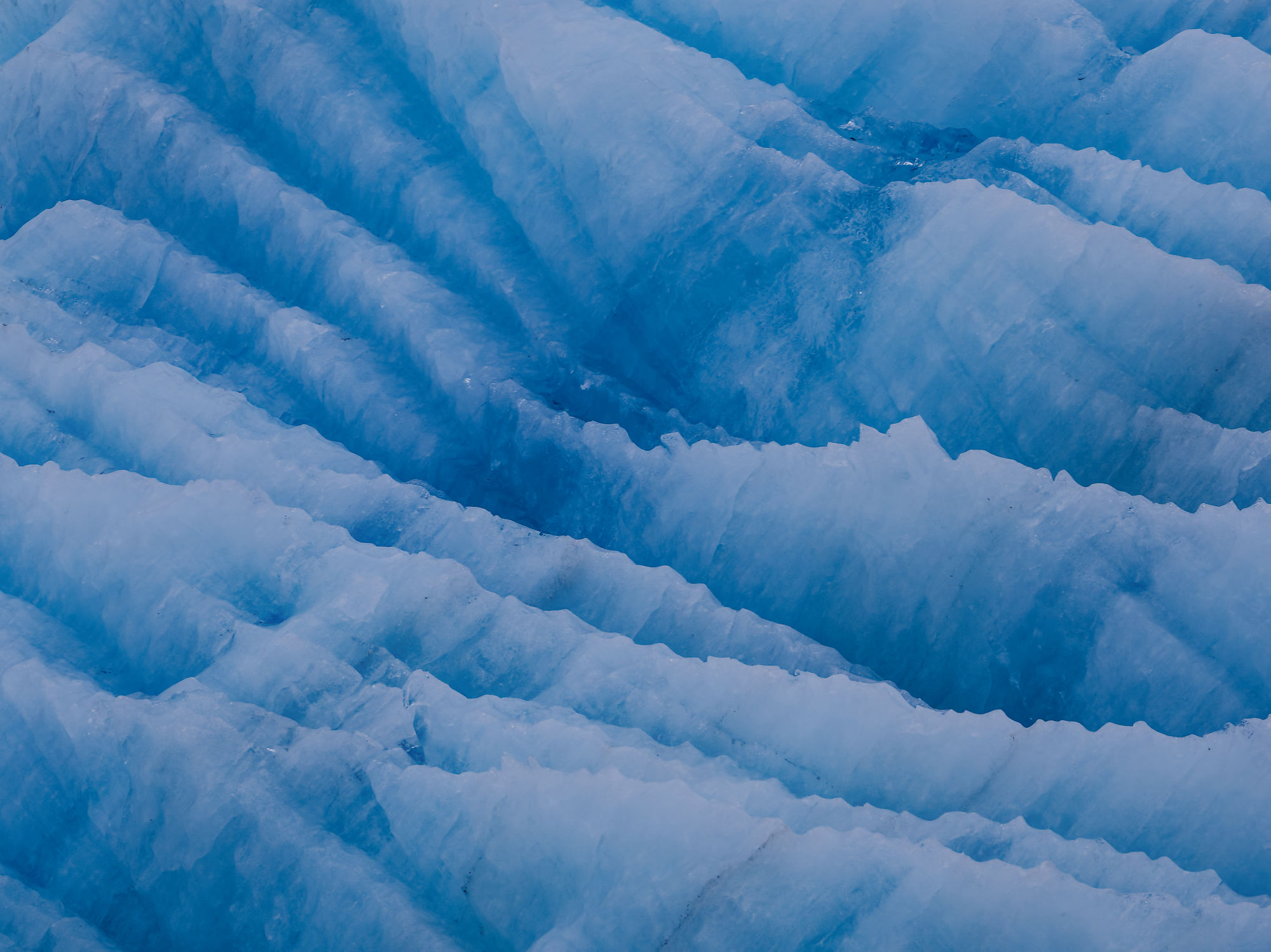 Blaues Eis im Kongsfjord. Eisstruktur, Gletscher-Details.