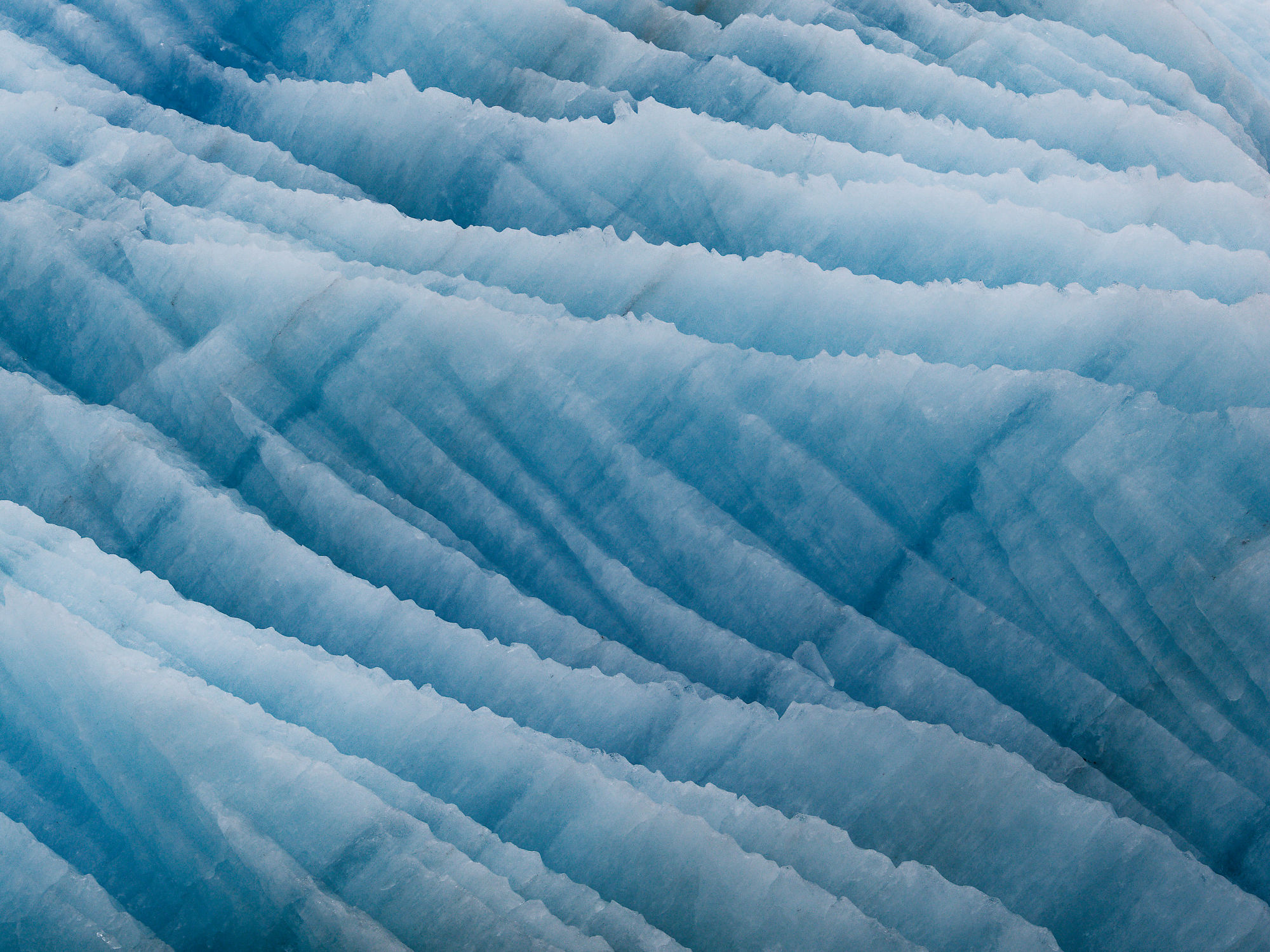 Blaues Eis im Kongsfjord. Eisstruktur, Gletscher-Details.