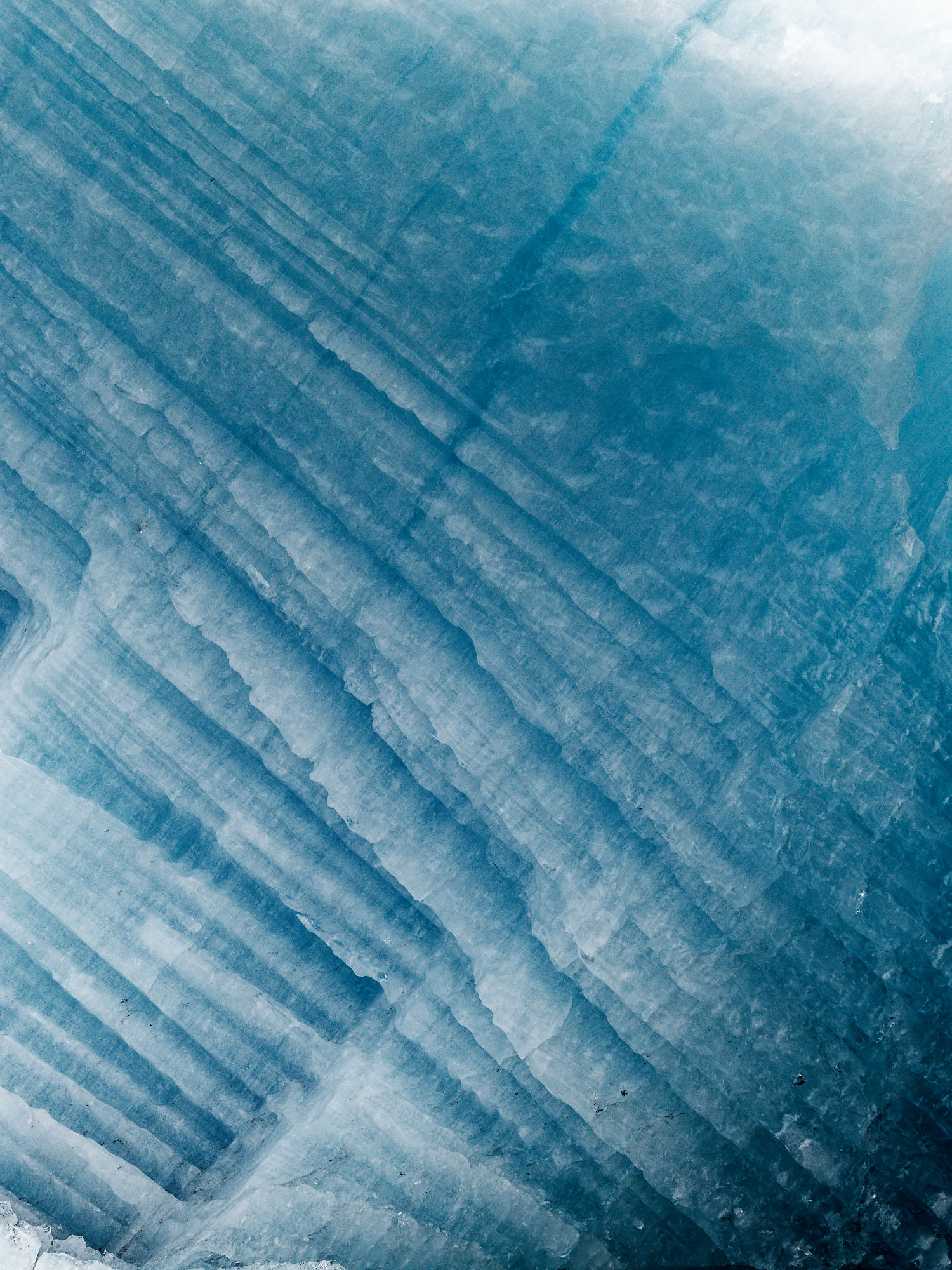 Blaues Eis im Kongsfjord. Eisstruktur, Gletscher-Details.