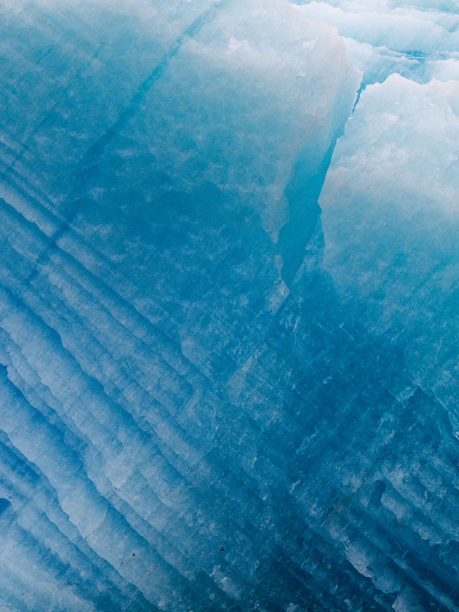 Blaues Eis im Kongsfjord. Eisstruktur, Gletscher-Details.