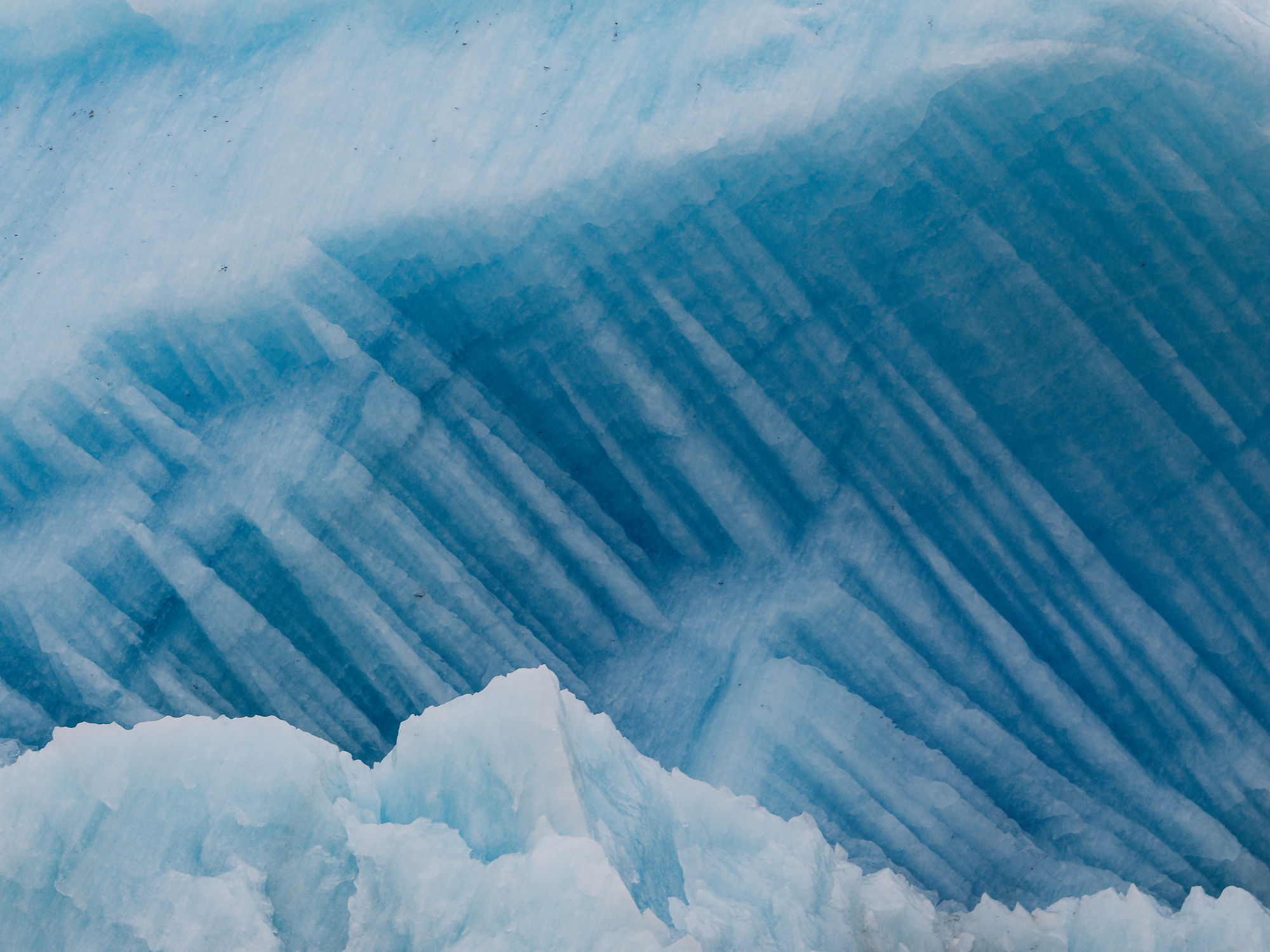 Blaues Eis im Kongsfjord. Eisstruktur, Gletscher-Details.