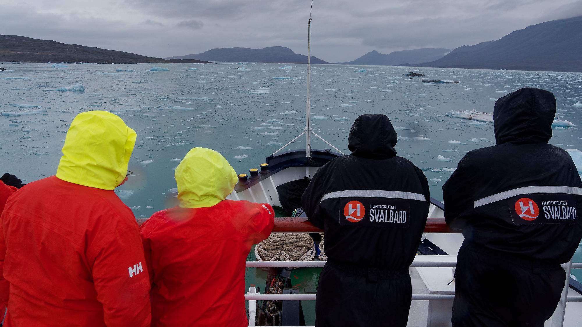 Kreuzfahrt im Kongsfjord, Spitzbergen. Arktische Landschaft mit Eisbergen und Touristen auf dem Schiff.
