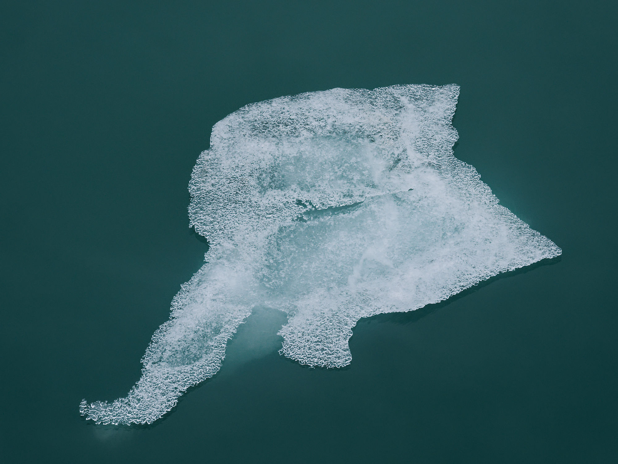 Eisberg im Kongsfjord, Spitzbergen. Arktische Landschaft mit Eis.