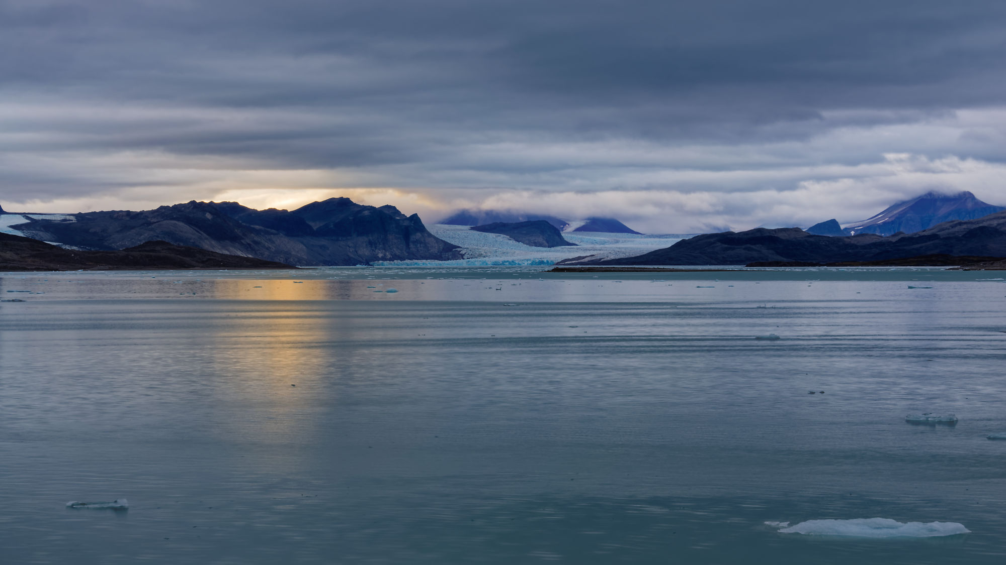 Kongsfjorden, Spitzbergen: Arktische Landschaft mit Bergen, Gletscher und Wasser. Eisberge schwimmen im Fjord.