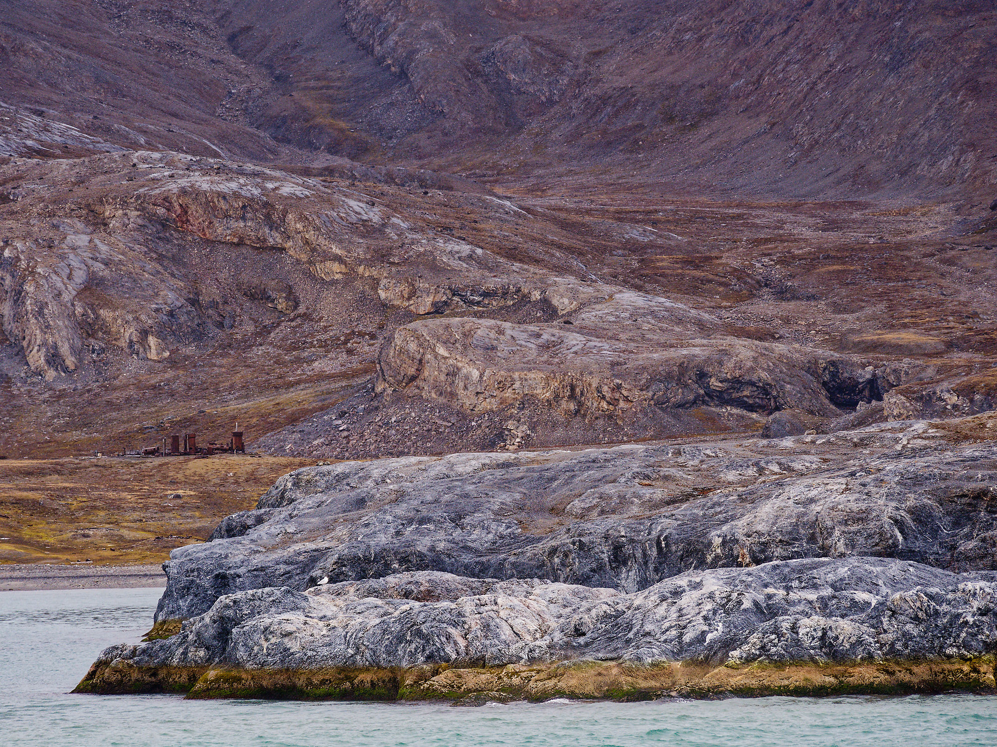 Ny-London, Kongsfjorden, Spitzbergen: Felsige Küste und Berglandschaft. Arktische Natur, Reiseziel Norwegen.