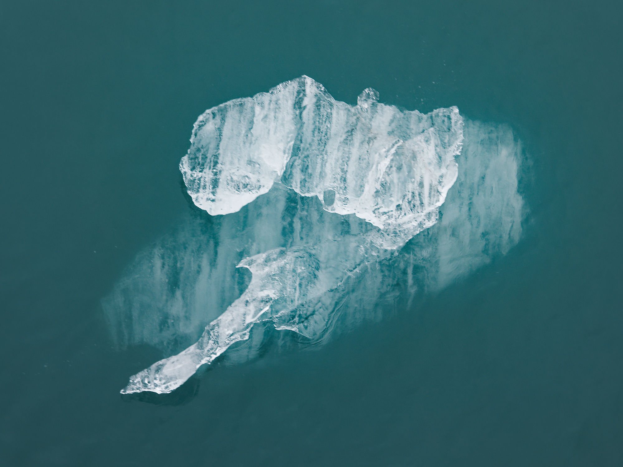 Eisberg im Liefdefjorden, Spitzbergen. Arktische Landschaft mit schimmerndem Eis im Wasser. Naturfotografie.