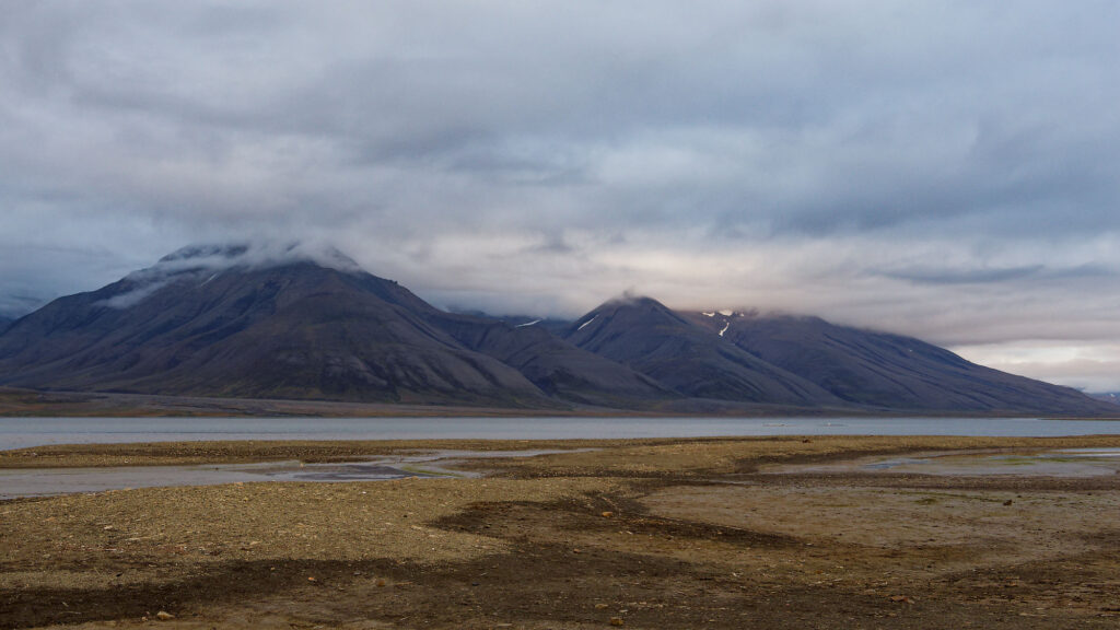Longyearbyen Landschaft: Berge unter Wolken, arktische Natur. Svalbard Reise.