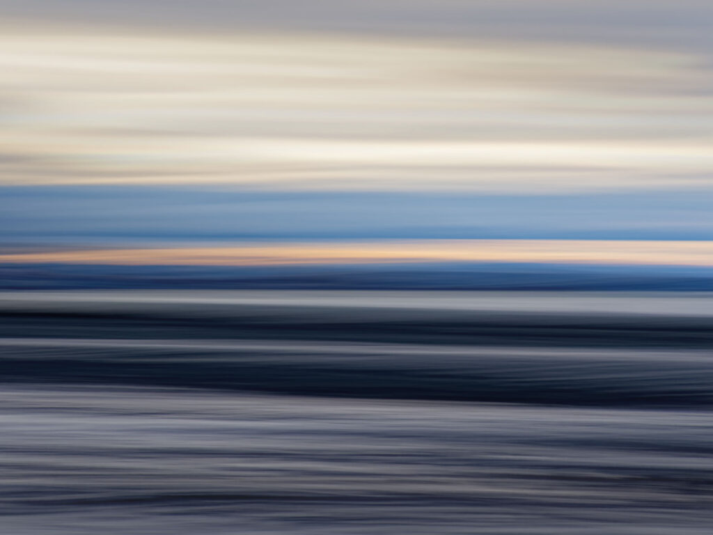 Abstrakte Landschaft Longyearbyen, Spitzbergen. Nordpolarmeer und Himmel in Bewegung. Blaue und graue Farbtöne. ICM, Intentional Camera Movement