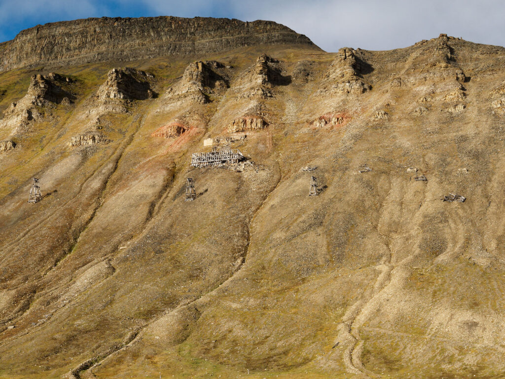 Longyearbyen, Spitzbergen: Karges Gebirge mit alten Kohlebergbau-Relikten. Landschaft in Norwegen.