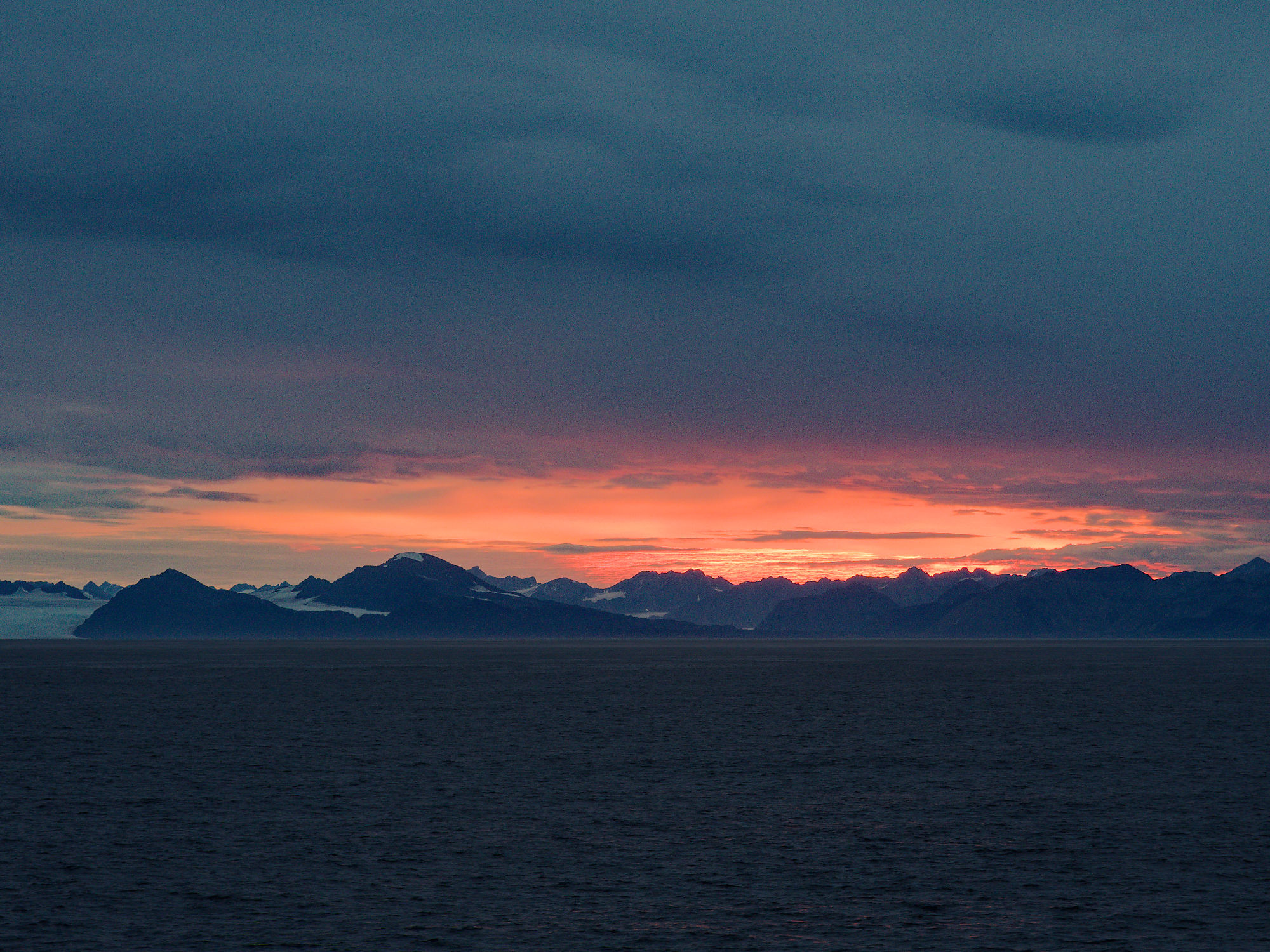 Magdalenefjord: Arktische Landschaft mit Bergen, Meer und Sonnenuntergang. Norwegen Reise.