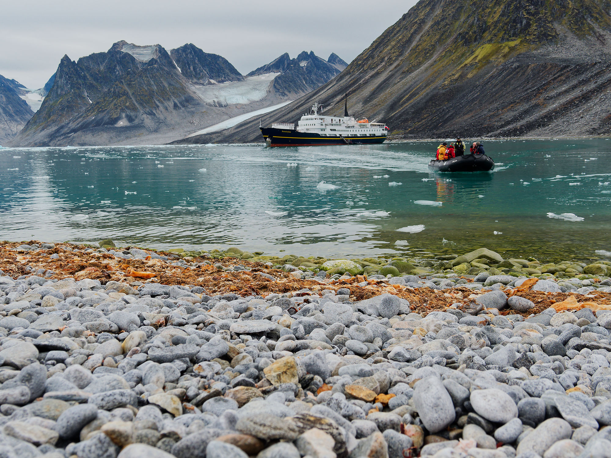 Magdalenefjord, Spitzbergen: Schiff, Zodiac, Gletscher und arktische Landschaft. Reiseziel Arktis.