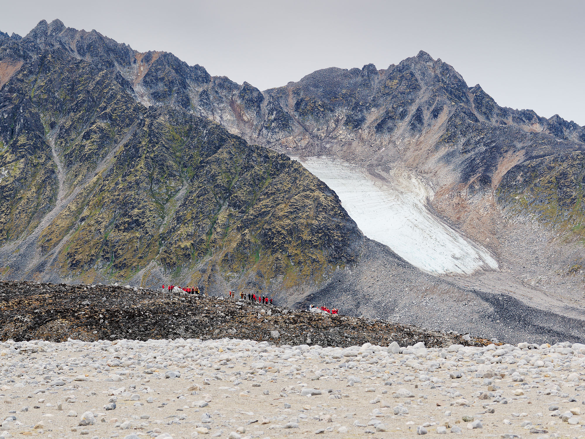 Magdalenefjord, Spitzbergen: Berglandschaft mit Gletscher und Wanderern. Arktische Natur.