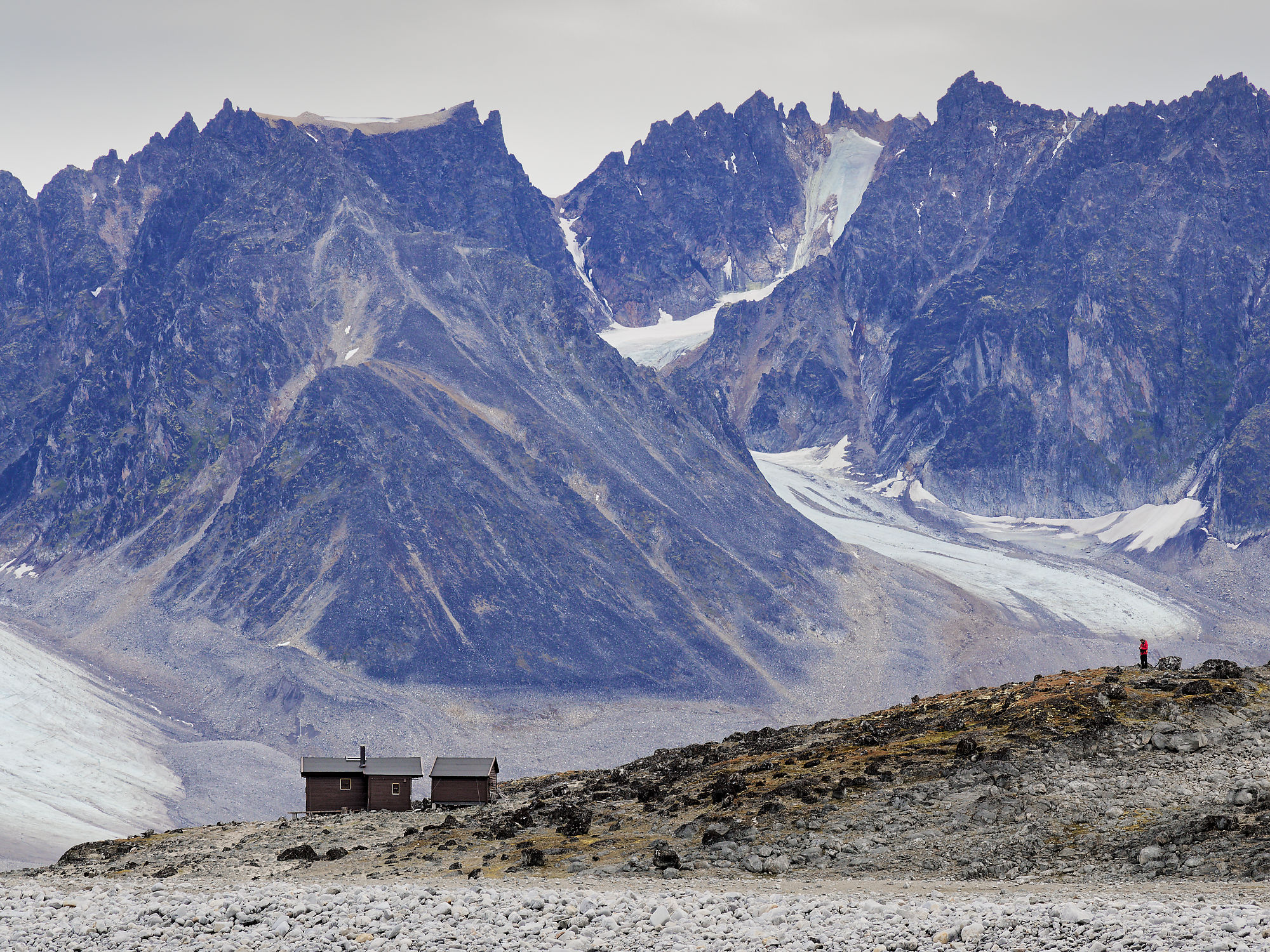 Magdalenefjord, Spitzbergen: Berglandschaft mit Gletscher, Hütten und Wanderer. Arktis-Reise.