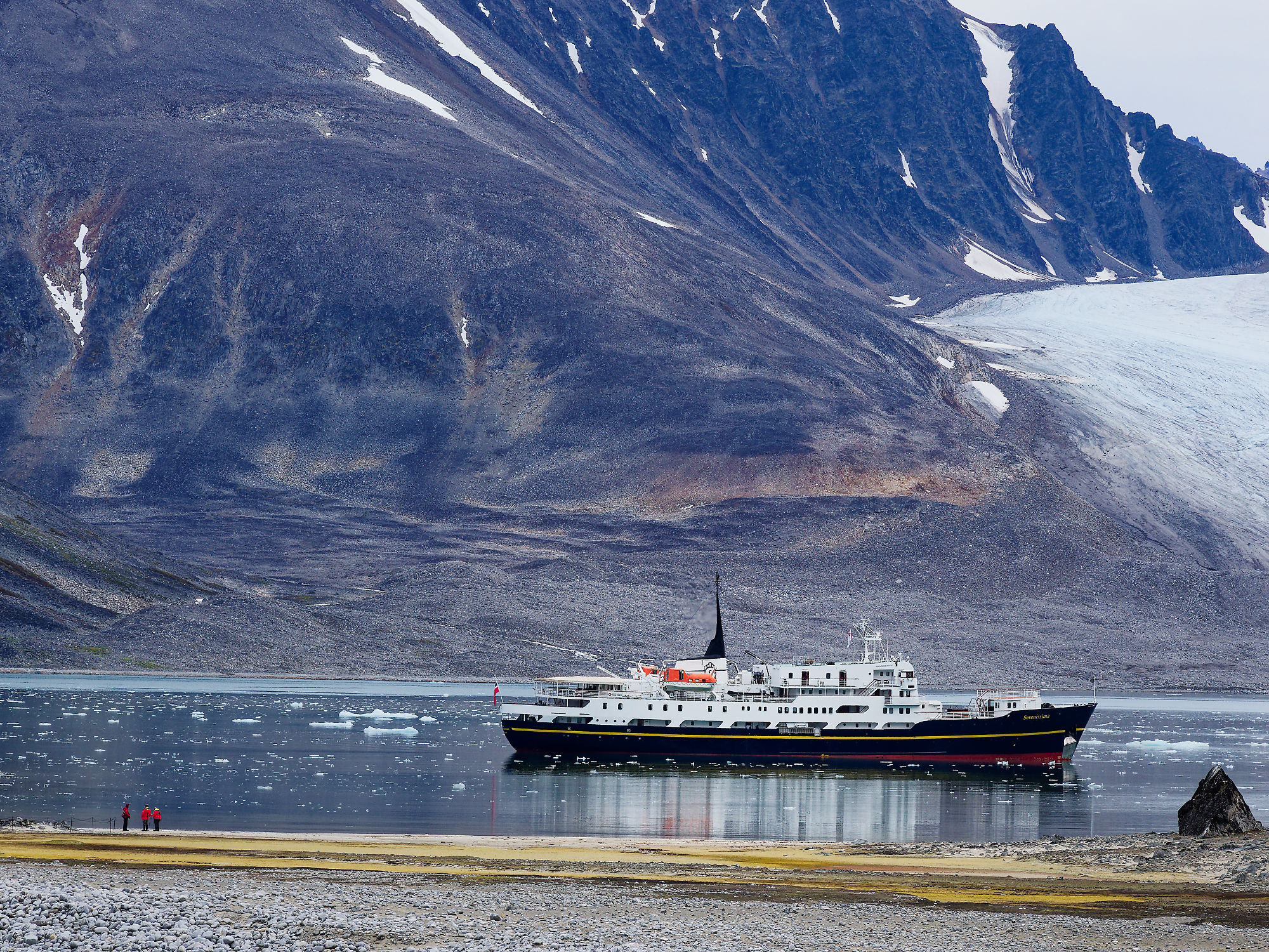 Kreuzfahrtschiff im Magdalenefjord, Spitzbergen. Eisberge im Wasser, Berge und Gletscher im Hintergrund. Arktis Reise.