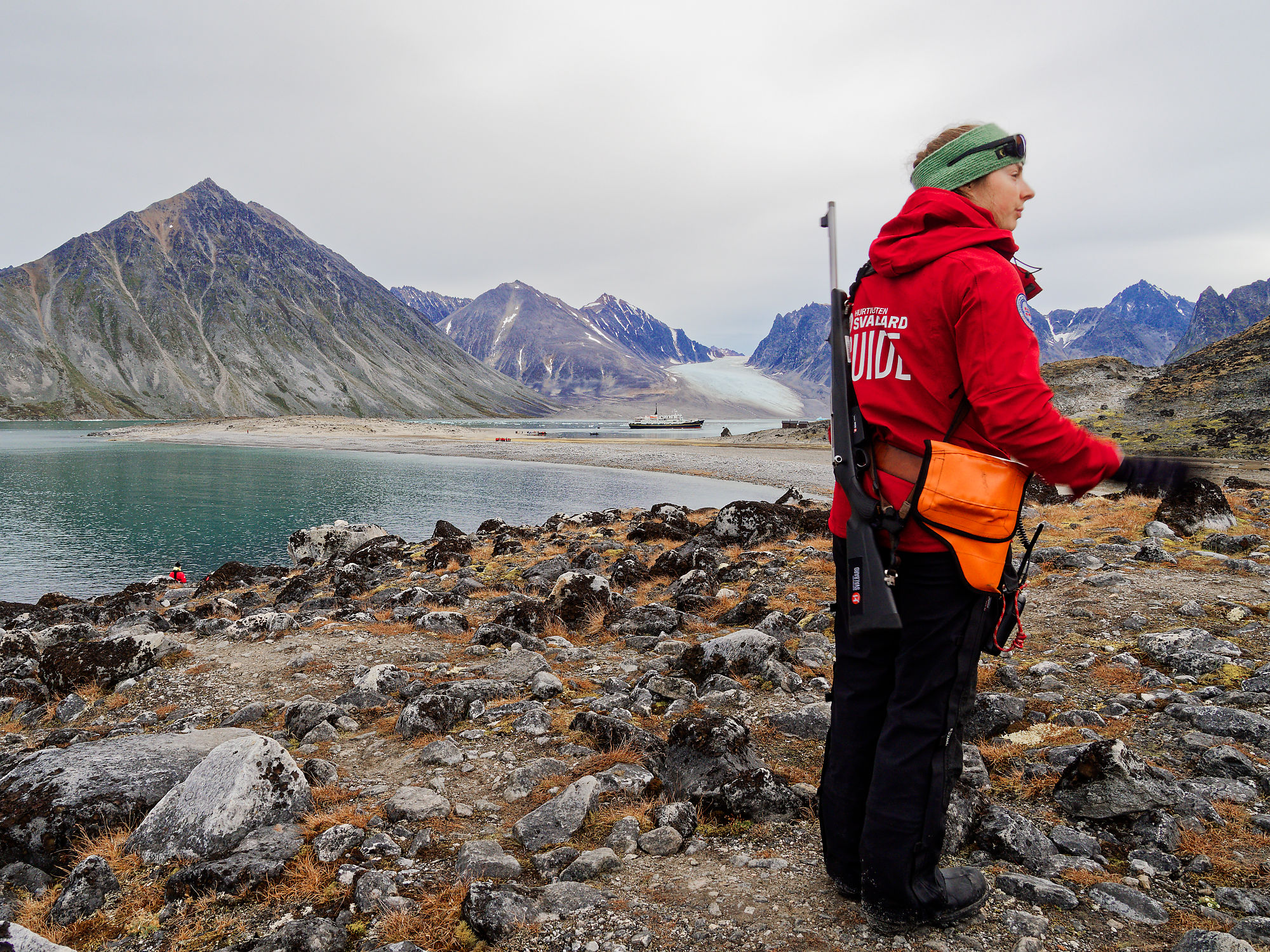 Guide in Magdalenefjord, Spitzbergen. Gletscher, Berge, arktische Landschaft.