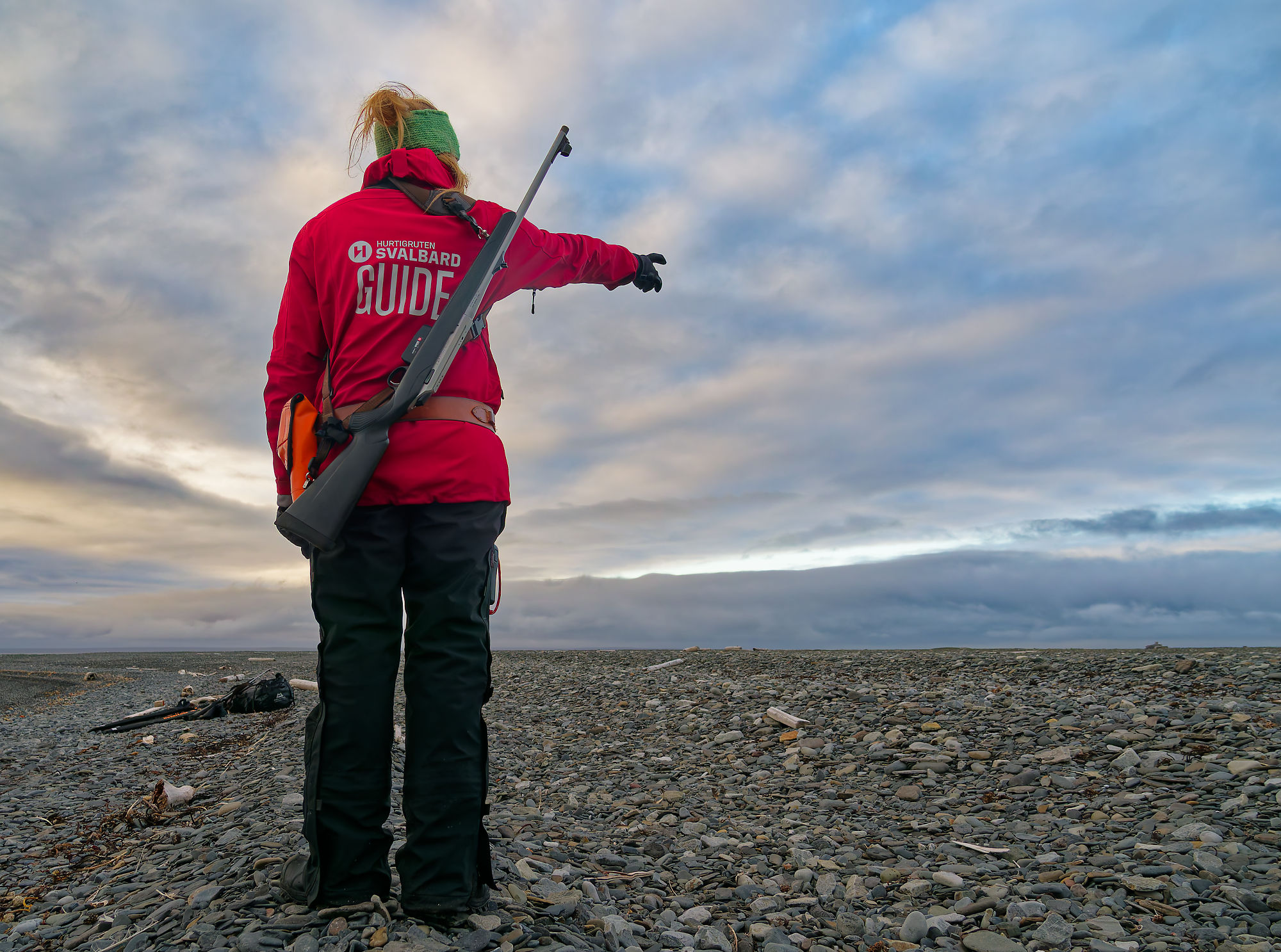 Svalbard Guide mit Gewehr. Arktis-Expedition, Abenteuer-Reise. Nordpolarmeer, Wildnis.