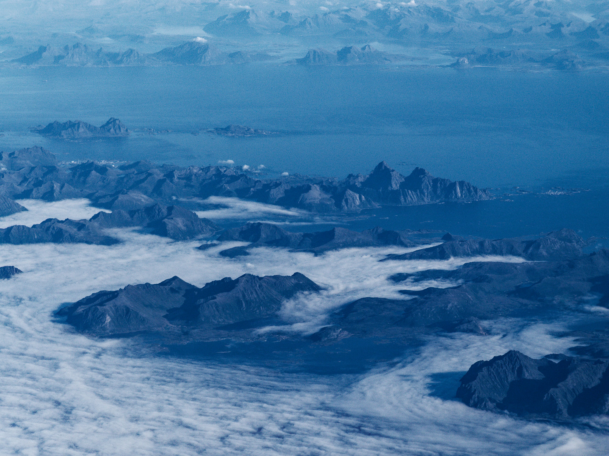 Luftaufnahme: Norwegische Landschaft mit Bergen, Meer und Wolken. Natur pur!