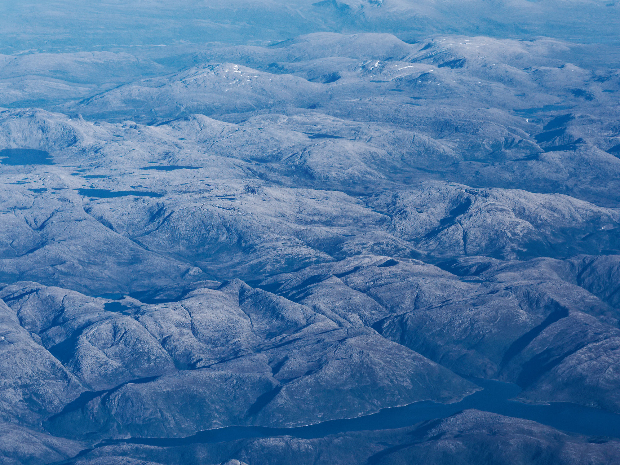 Luftaufnahme: Norwegische Landschaft mit Bergen und Seen. Natur pur in Norwegen.