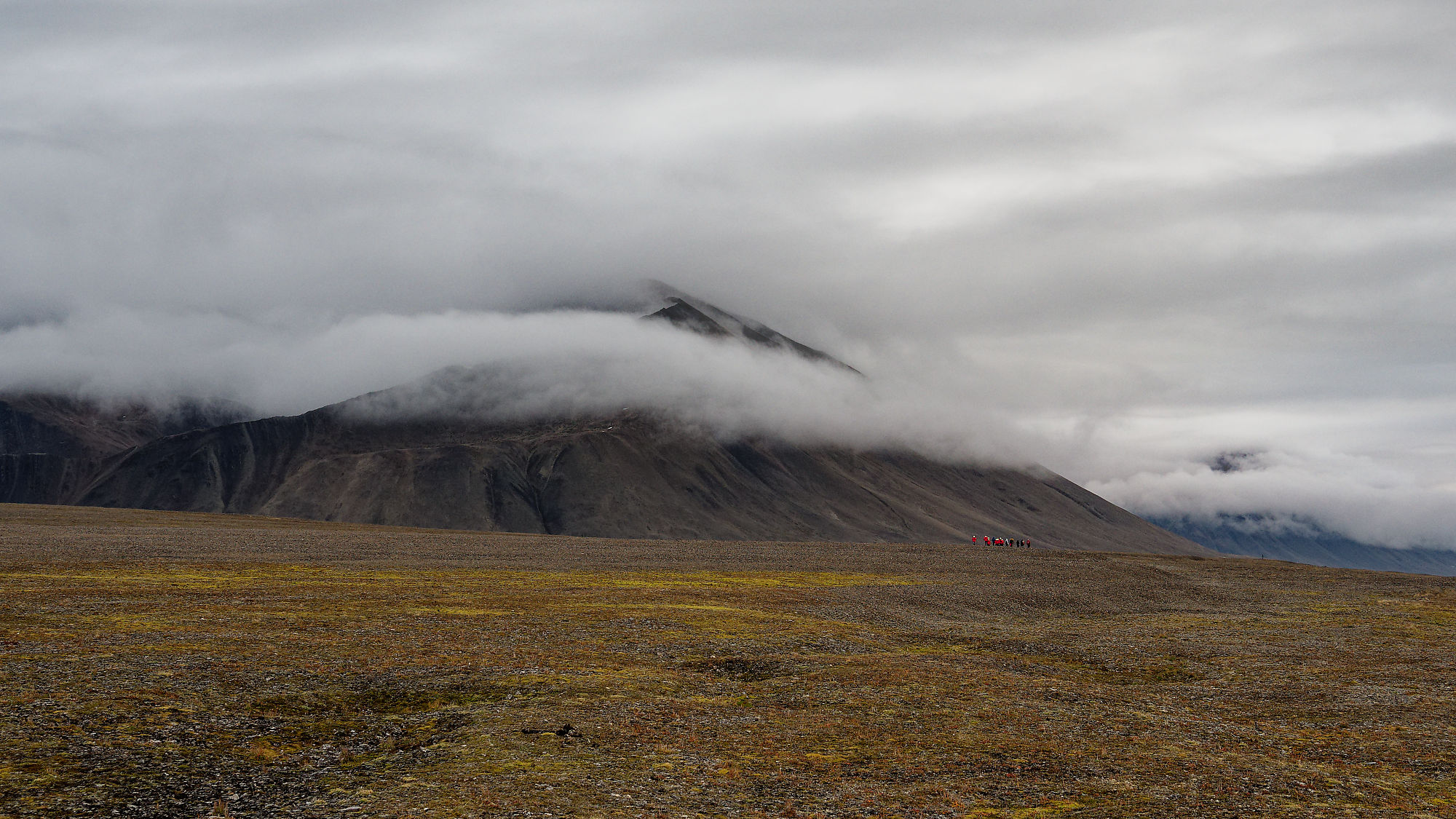 Landschaft Woodfjorden, Spitzbergen. Berge unter Wolken, arktische Tundra.