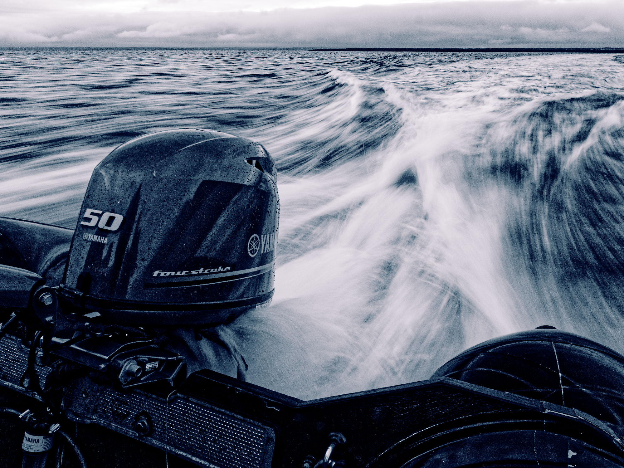Motorbootfahrt: Yamaha Außenborder auf dem Wasser. Schnellboot-Erlebnis, Wassersport.